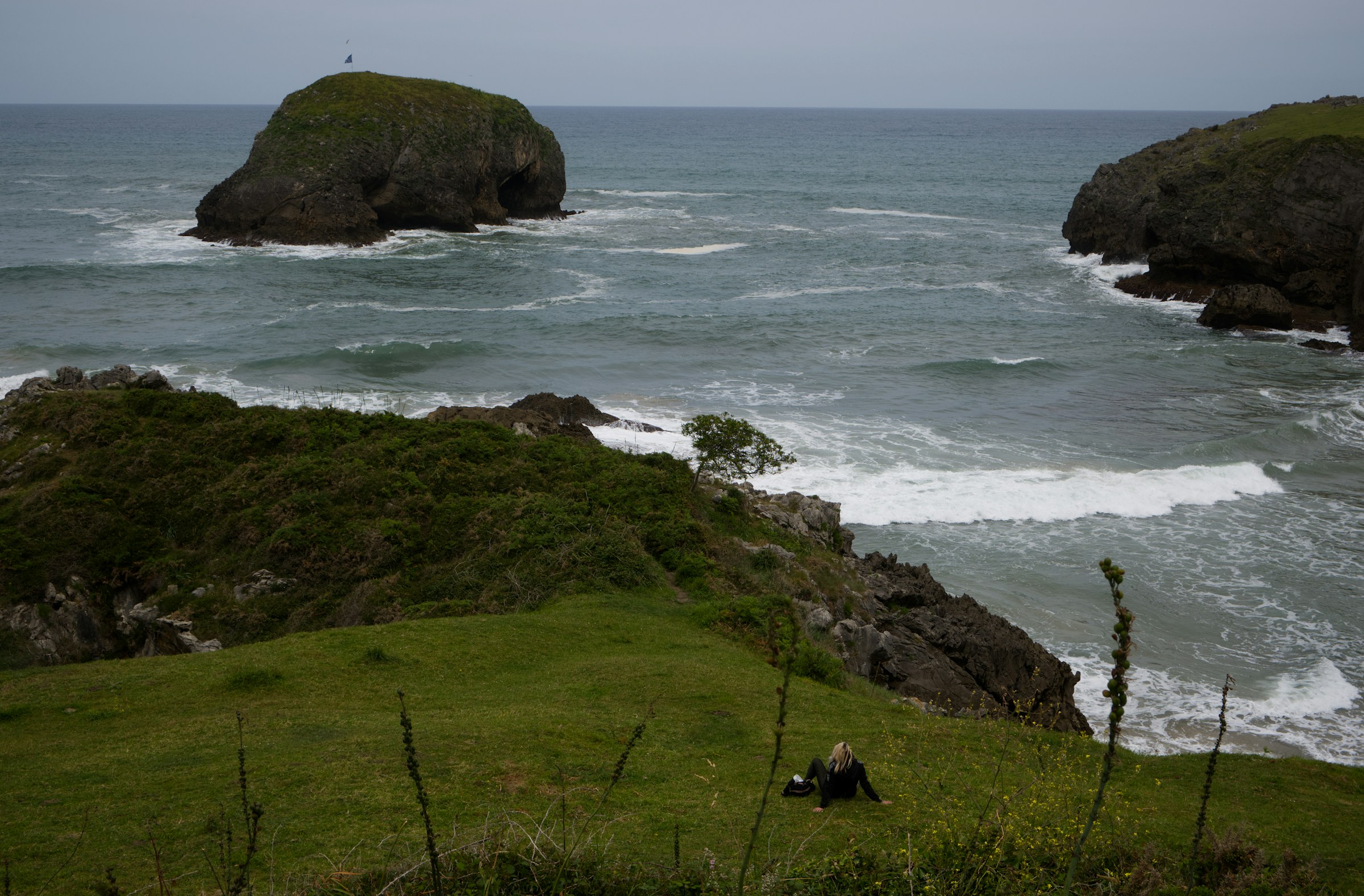 Acantilados verdes de la costa asturiana frente al mar